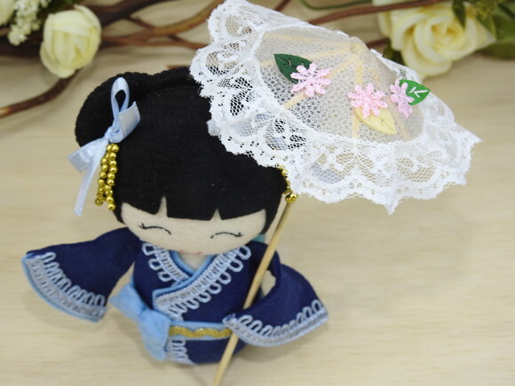 Boneca Kokeshi em Feltro 15 cm