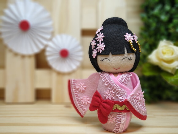 Boneca Kokeshi em Feltro 15 cm