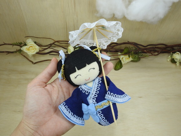 Boneca Kokeshi em Feltro 15 cm