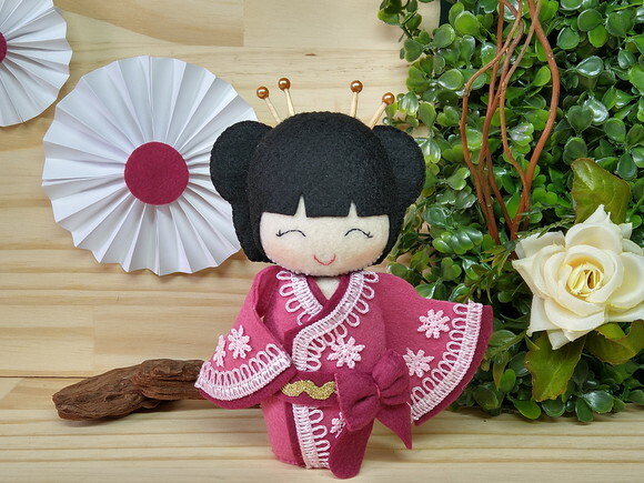 Boneca Kokeshi em Feltro 15 cm
