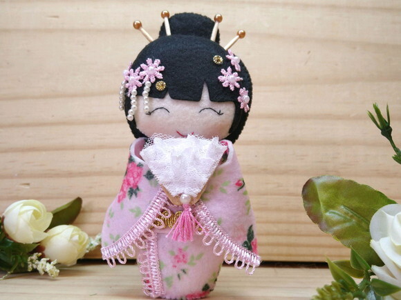Boneca Kokeshi em Feltro 15 cm