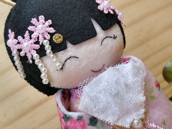Boneca Kokeshi em Feltro 15 cm