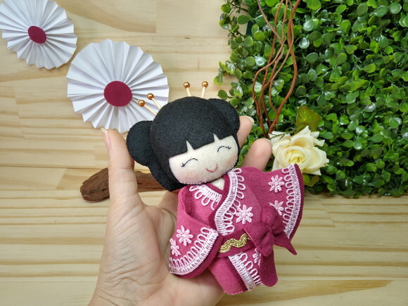 Boneca Kokeshi em Feltro 15 cm