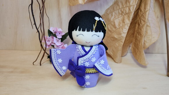 Boneca Kokeshi em Feltro 18 cm - Chamar Chat