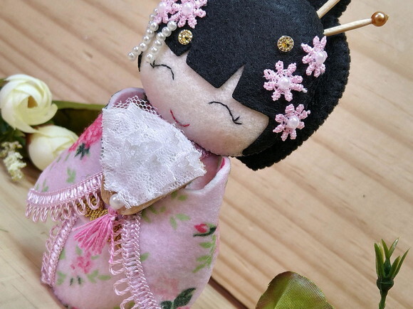 Boneca Kokeshi em Feltro 15 cm