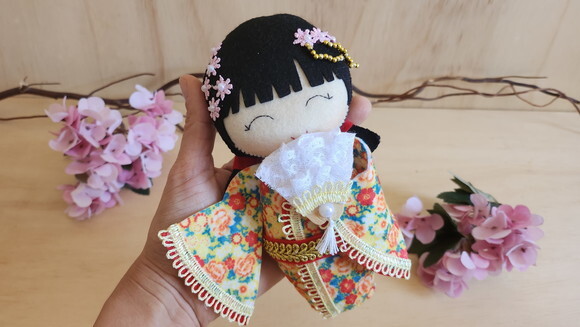 Boneca Kokeshi em Feltro 18 cm - Chamar Chat