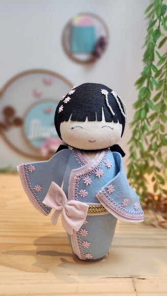 Boneca Kokeshi em Feltro 30 cm *antes de Comprar Chamar Chat