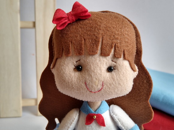 Boneca Menina Marinha de Feltro - Chamar Chat