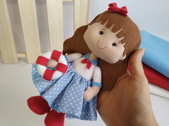 Boneca Menina Marinha de Feltro - Chamar Chat