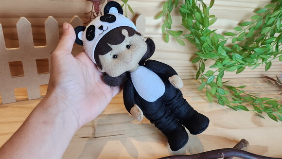 Boneca Panda de Feltro - Chamar Chat