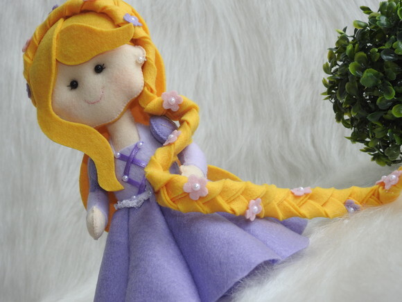 Boneca Rapunzel em Feltro- Enrolados