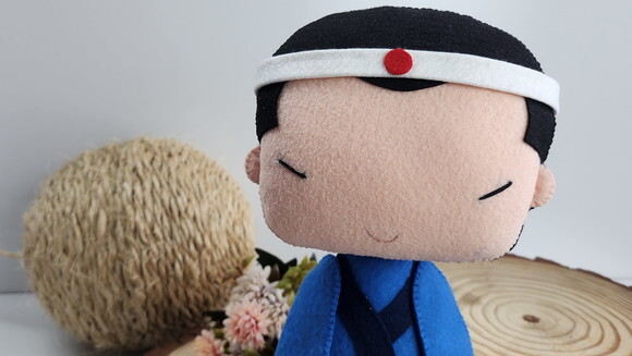 Boneco Oriental em Feltro - 20 cm