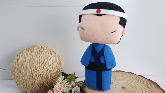 Boneco Oriental em Feltro - 20 cm