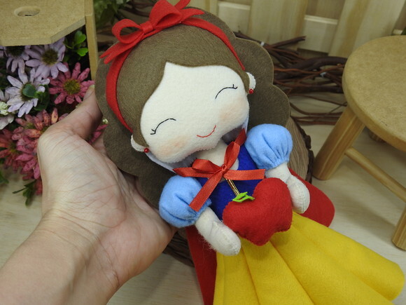 Branca de neve em feltro