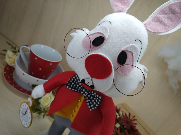 Coelho da Alice no País das Maravilhas em Feltro