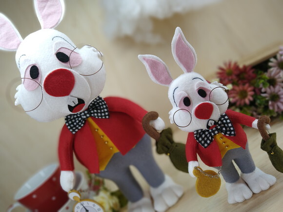 Coelho da Alice no País das Maravilhas em Feltro