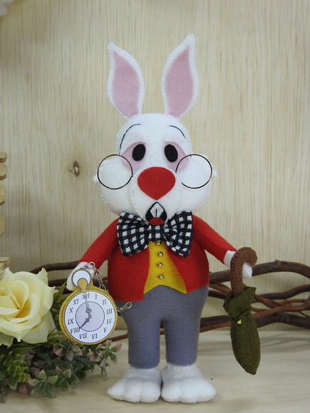 Coelho da Alice no País das Maravilhas em Feltro