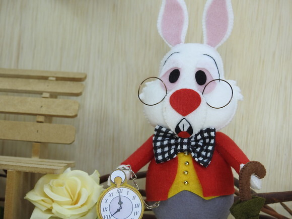 Coelho da Alice no País das Maravilhas em Feltro