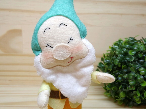 Dengoso em Feltro - Branca de Neve e os 7 Anões