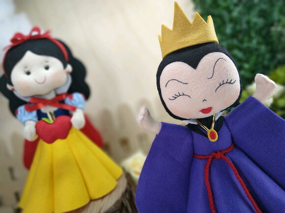 Rainha má em feltro