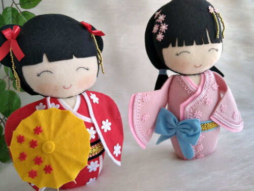 Boneca Kokeshi em feltro - 18 cm (as duas peças)
