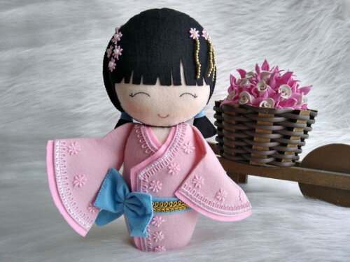 Boneca Kokeshi em feltro - 18 cm (as duas peças)