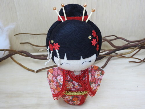 Boneca Kokeshi em feltro - 20 cm