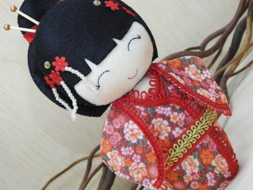 Boneca Kokeshi em feltro - 20 cm