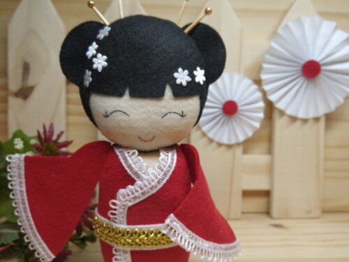 Boneca Kokeshi em feltro - 20 cm