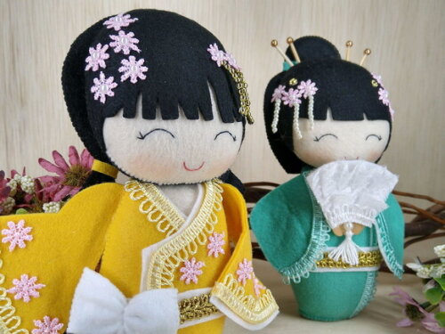 Boneca Kokeshi em feltro - 20 cm