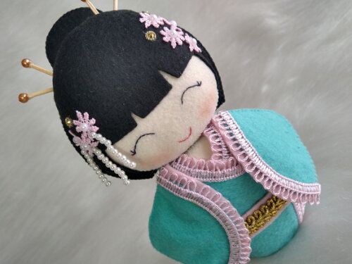 Boneca Kokeshi em feltro - 20 cm