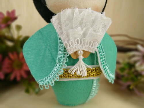 Boneca Kokeshi em feltro - 20 cm