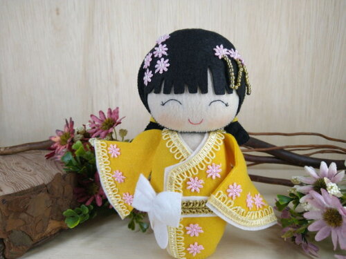 Boneca Kokeshi em feltro - 20 cm