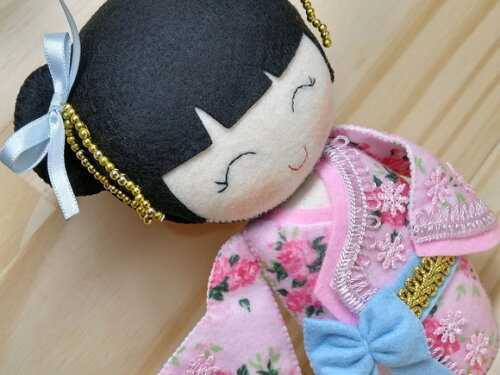 Boneca Kokeshi em feltro - 20 cm