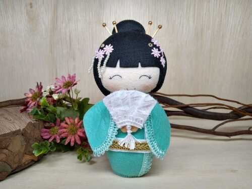 Boneca Kokeshi em feltro - 20 cm