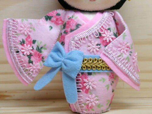 Boneca Kokeshi em feltro - 20 cm