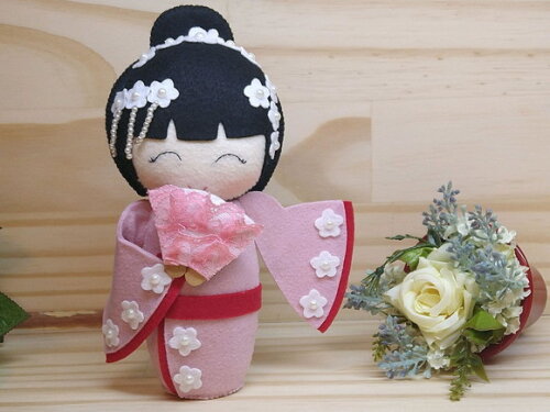 Boneca Kokeshi em feltro - 20 cm