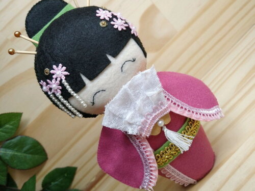 Boneca Kokeshi em feltro - 20 cm