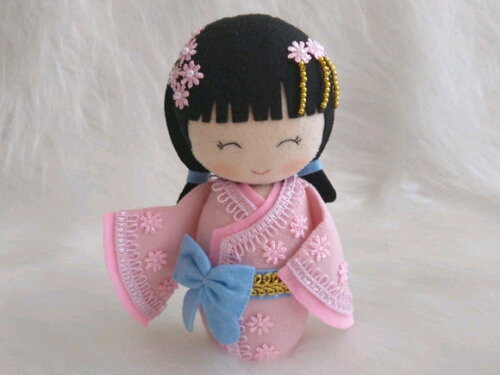 Boneca Kokeshi em feltro - 20 cm