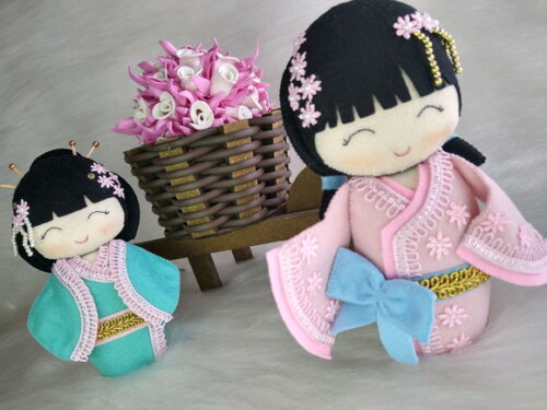 Boneca Kokeshi em feltro - 20 cm