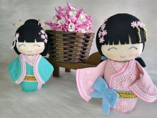 Boneca Kokeshi em feltro - 20 cm