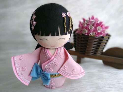 Boneca Kokeshi em feltro - 28 cm
