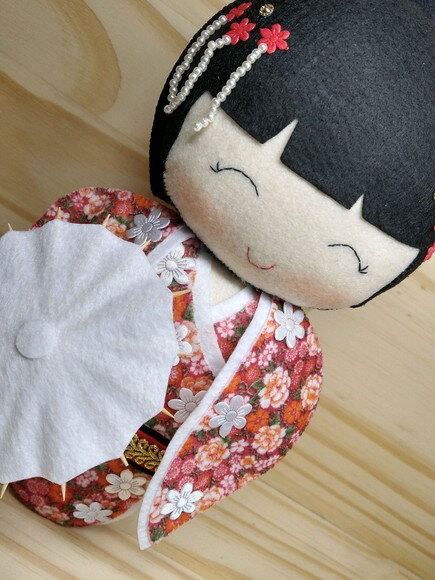 Boneca Kokeshi em feltro - 30 cm