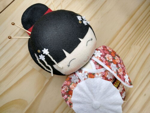 Boneca Kokeshi em feltro - 30 cm