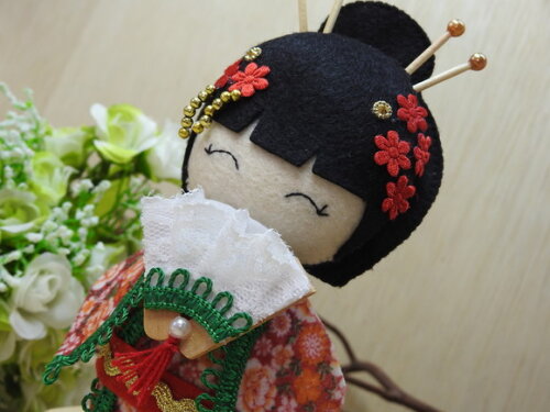 Boneca Kokeshi em feltro 15 cm