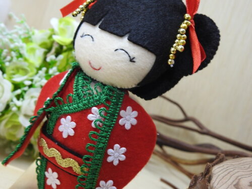 Boneca Kokeshi em feltro 15 cm