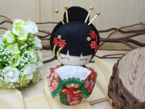Boneca Kokeshi em feltro 15 cm