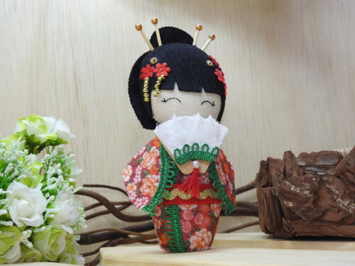 Boneca Kokeshi em feltro 15 cm