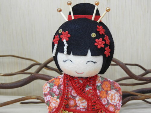 Boneca Kokeshi em feltro 15 cm