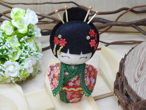 Boneca Kokeshi em feltro 15 cm